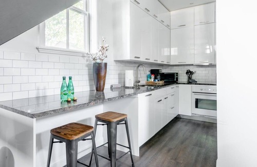 Le Droit Park Casa | Decompress in the Zen Surroundings of a Cozy Carriage House