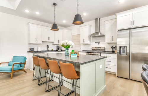 South Pensacola Casa | Decompression Zone - Modern Downtown Retreat