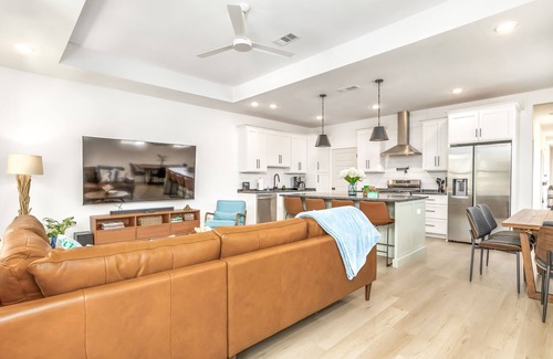 South Pensacola Casa | Decompression Zone - Modern Downtown Retreat