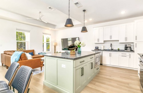 South Pensacola Casa | Decompression Zone - Modern Downtown Retreat