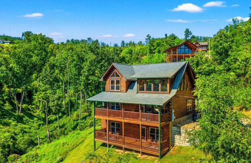 Gatlinburg - Pigeon Forge Cabina | 💕Private, Luxury Getaway! Amazing Mountain Views/Game Room/Theater Room/Hot Tub