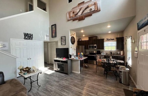 Gladewater Casa | Dee’s Cozy Corner Cottage