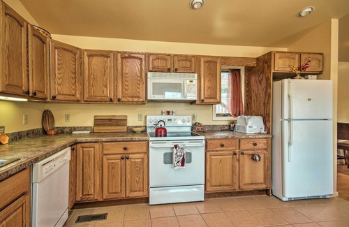 Thayerville Casa | ¡NUEVO! Deep Creek Lake Townhome w / cubierta y vistas al agua