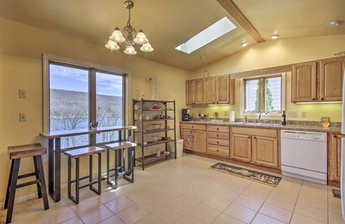 Thayerville Casa | ¡NUEVO! Deep Creek Lake Townhome w / cubierta y vistas al agua