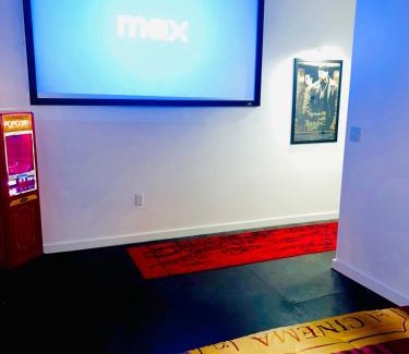 Deep Ellum Apartamento | Deep Ellum Theatre Suite - The Black Collection