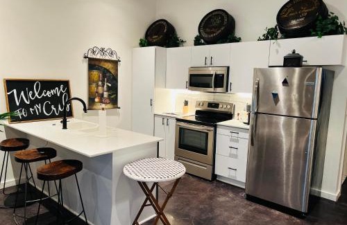 Deep Ellum Apartamento | Deep Ellum Theatre Suite - The Black Collection