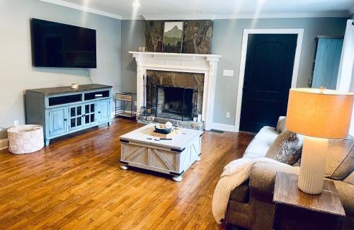 Lookout Mountain Casa | Deep Soak Tub, Waterfall Shower, Near Rock City!