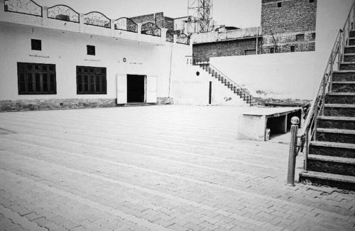 Amritsar Hotel | DEEPAK HOMESTAY & PALACE - Near Celebration Mall & Market - In Budget Rooms