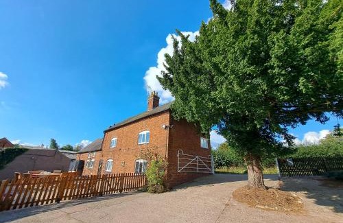 Doveridge Casa | Deepmoor Farmhouse, Doveridge, Derbys.