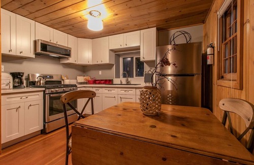 Idyllwild Cabina | Deer Bed Den / Blue Door at 11 Chimneys