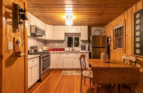 Idyllwild Cabina | Deer Bed Den / Blue Door at 11 Chimneys