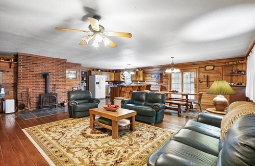 Williams Cabina | Deer Bend Cabin: A Beautiful Woodsy Escape in the Heart of Southern Indiana