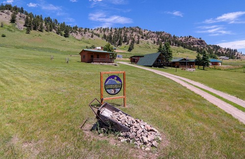 Fishtail Cabina | Deer Cabin Sleeps 2, Romántica, Pintoresca, con Impresionantes Vistas de los Montes Beartooth