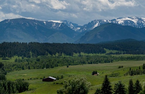 Fishtail Cabina | Deer Cabin Sleeps 2, Romántica, Pintoresca, con Impresionantes Vistas de los Montes Beartooth