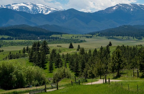 Fishtail Cabina | Deer Cabin Sleeps 2, Romántica, Pintoresca, con Impresionantes Vistas de los Montes Beartooth
