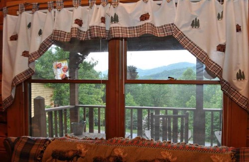Waynesville Cabina | Deer Country Cabins # 1 - Vista de largo alcance, perros OK, sin tarifa de limpieza