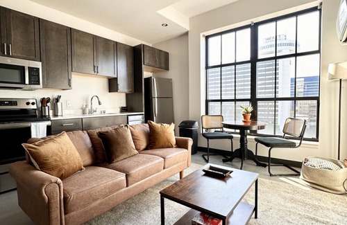 Westown Apartamento | Deer District Studio Apt JC10 - One Block from Fiserv and Baird