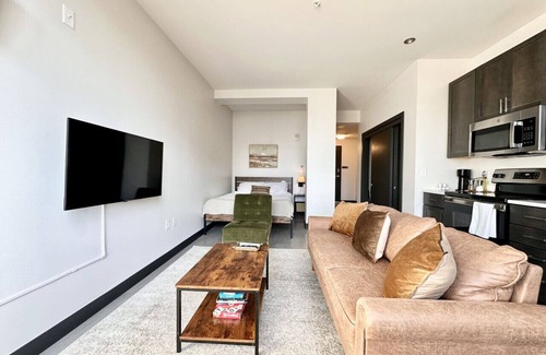 Westown Apartamento | Deer District Studio Apt JC10 - One Block from Fiserv and Baird