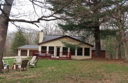 Mauston Casa | Deer Grove Cottage 25 min to Dells-Fire Pit Dogs Allowed
