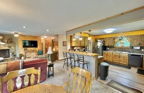 Grand Rapids Casa | Impresionante Deer Lake Home duerme 12 + 3 colchones de aire = 15.