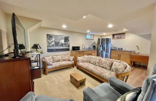Grand Rapids Casa | Impresionante Deer Lake Home duerme 12 + 3 colchones de aire = 15.