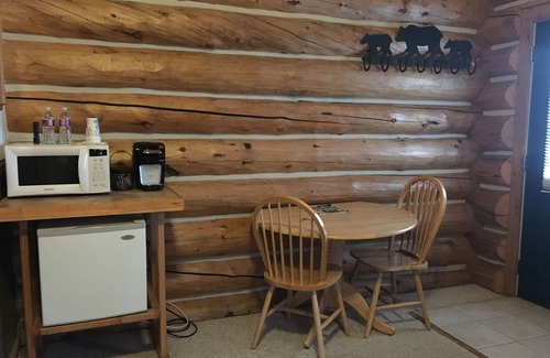 Rigby Cabina | Tranquilo y tranquilo 2Q Log Cabin w 3/4 baño y cocina