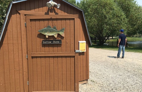 Rigby Cabina | Tranquilo y tranquilo 2Q Log Cabin w 3/4 baño y cocina