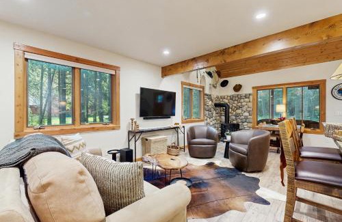 Bigfork Casa | Deer Pine Cabin