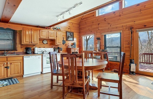Waynesville Cabina | Deer Ridge - 3 BR, 3 BA, Hot Tub, Firepit
