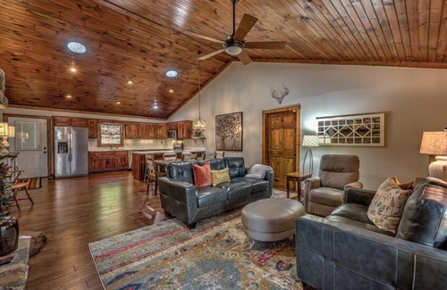East Ellijay Cabina | Deer Ridge - Pet Friendly | Hot Tub | Pool Table