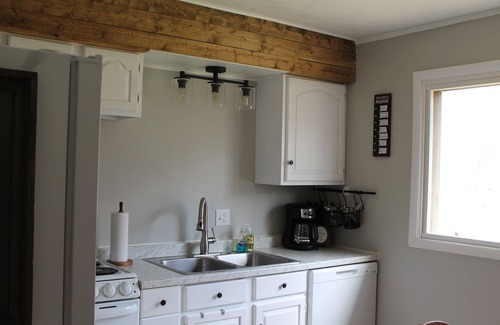 Johannesburg Cabina | Deer-View Cabin - Remodeled Cabin with Spacious Yard and Cozy Living
