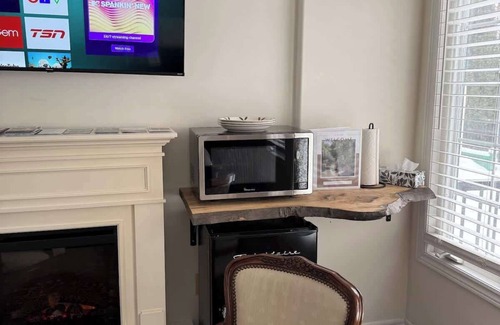 Historic Old Town Apartamento | Deerview Suite - A sweet nature escape in NOTL