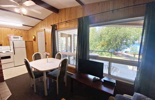 Manitoba Cabina | "Deja Blue" Breezy beachfront bliss!