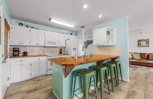Kiska Beach Casa | Deja Blue Beach House - West End PCB - Golf Cart included!