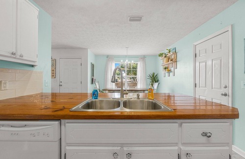 Kiska Beach Casa | Deja Blue Beach House - West End PCB - Golf Cart included!