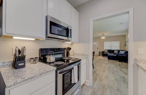 Cayce Casa | Deja Blue by Heartwood | 10 Mins to Downtown