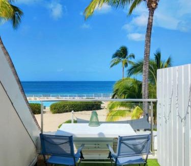 Nettle Bay Apartamento | Deja Blue - Comfortable Beachfront condo