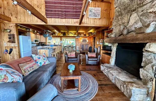 Scaly Mountain Cabina | Deja View Lodge: Highlands 12 Acre Private Estate