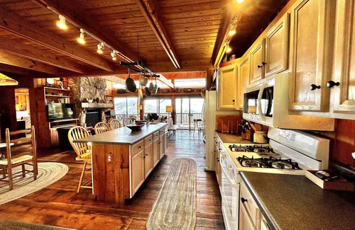 Scaly Mountain Cabina | Deja View Lodge: Highlands 12 Acre Private Estate