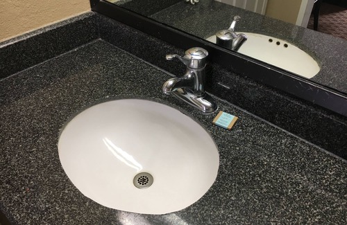 Delthorne Hotel | Del Amo Inn