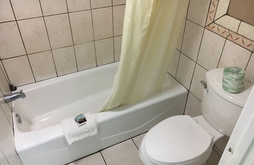 Delthorne Hotel | Del Amo Inn