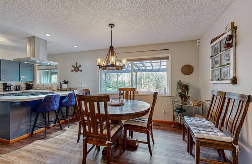 Stevenson Casa | Del Ray Retreat | Dog-friendly house in Stevenson with deck & 2 fireplaces