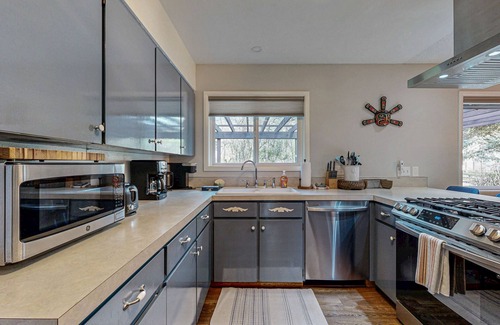 Stevenson Casa | Del Ray Retreat | Dog-friendly house in Stevenson with deck & 2 fireplaces