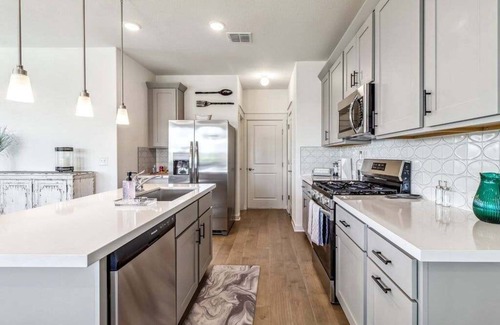 Del Valle Casa | Del Valle · Pit Stop Retreat | Sleeps 10