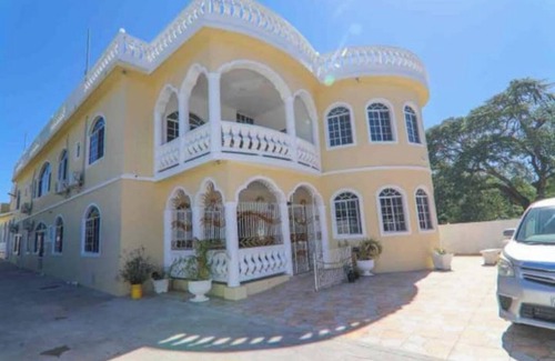 West End Apartamento | DelaDe-Rose Guest House Room# 12, 100.00 P/ night
