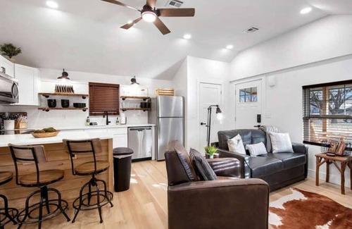 Wichita Casa | Delano Cabin - 2 Kings - Cute and Cozy!