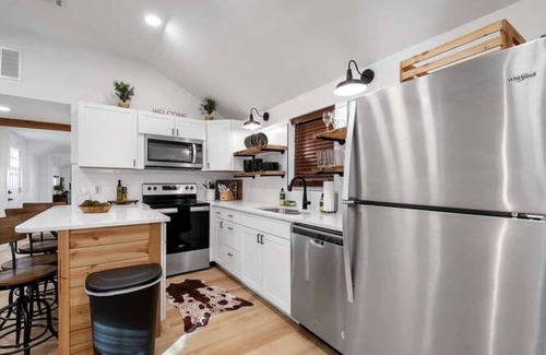 Wichita Casa | Delano Cabin - 2 Kings - Cute and Cozy!