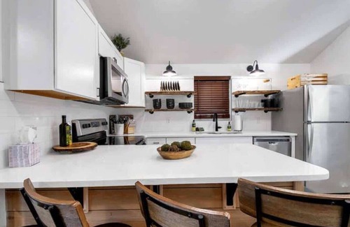 Wichita Casa | Delano Cabin - 2 Kings - Cute and Cozy!