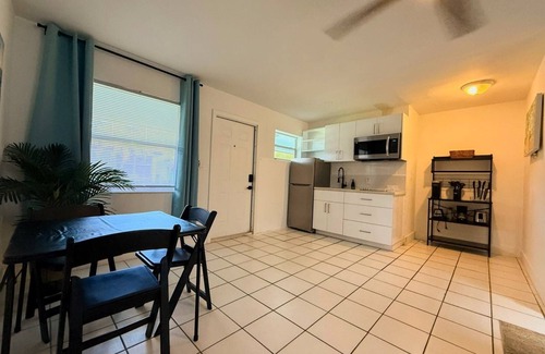 Pompano Beach Apartamento | Delight Retreat Apt 4 Min Walk to Beach