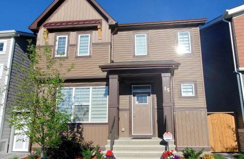 Northwest Calgary Casa | Delightful 1-bedroom Private Suite in a New Home